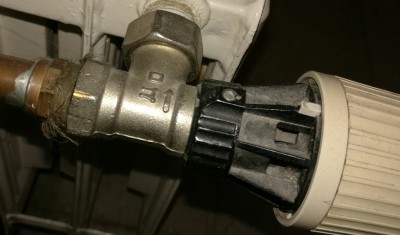 IMG_20170119_075036.jpg (409.03 KiB) 2534 keer bekeken Oude radiator aankomst bovenaan met thermostaat