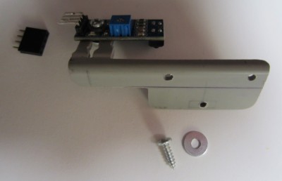 Sensor met beugel en connector
